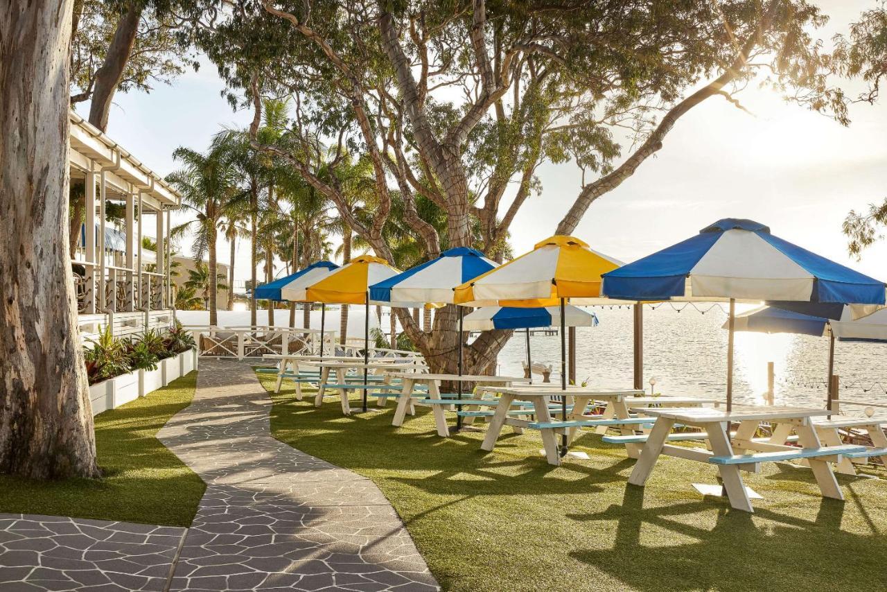 The Beachcomber Hotel & Resort, Ascend Hotel Collection Токли Экстерьер фото The beachside lawn at the Hotel del Coronado