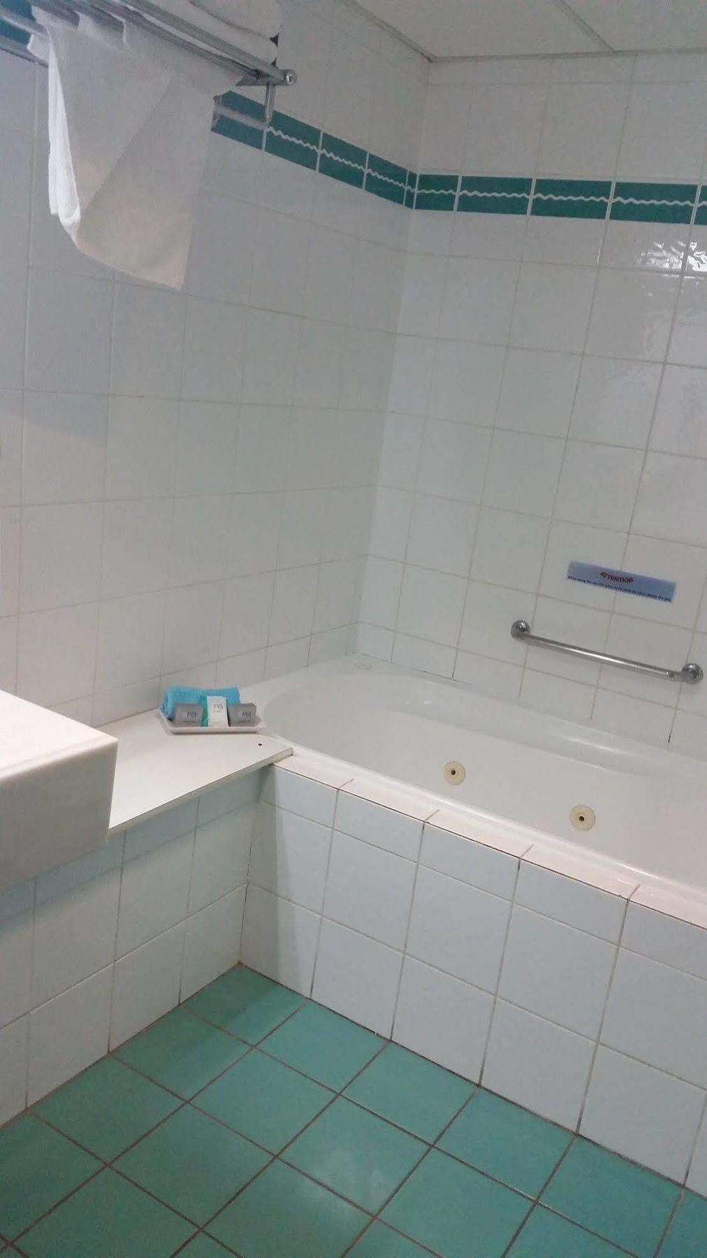 The Beachcomber Hotel & Resort, Ascend Hotel Collection Токли Экстерьер фото A bathtub in a hotel
